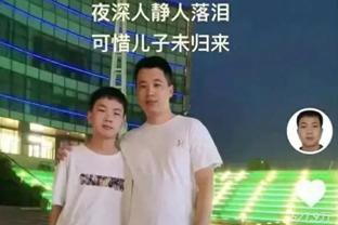 你小子偷袭？拉菲尼亚疑似抢罚莱万任意球，两人在场上喊话